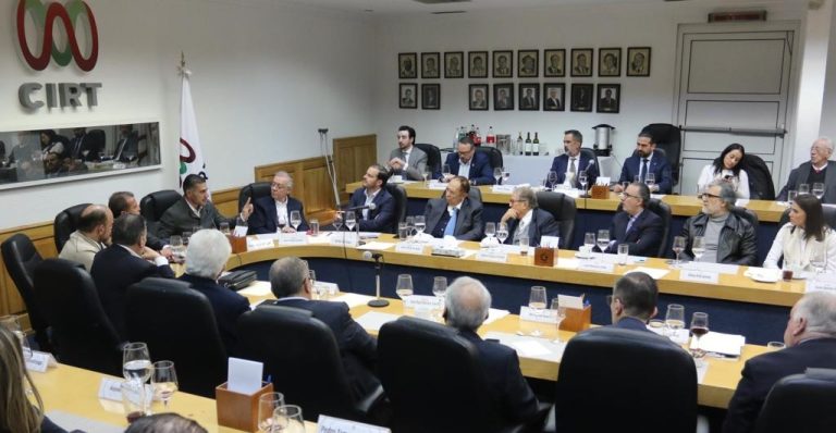 El aspirante a la candidatura de Morena para la Jefatura de Gobierno Omar García Harfuch, al asistir como invitado a la 25 Sesión Ordinaria del Consejo Directivo de la Cámara Nacional de la Industria de Radio y Televisión (CIRT), destacó la importancia de dar continuidad a los proyectos para mantener la estabilidad. FOTO: Campaña Harfuch