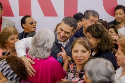 Al participar en un encuentro con personas adultas mayores, Omar García Harfuch, aspirante de Morena a la candidatura para la Jefatura de Gobierno destacó su aportación en la construcción de la democracia y el proyecto de transformación encabezado por el presidente López Obrador. FOTO: Campaña Harfuch