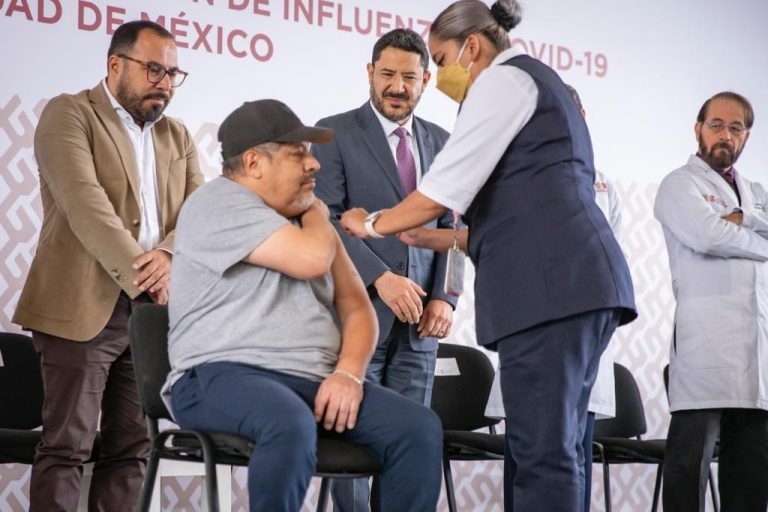 Sin aplicarse la vacuna en público, el jefe de Gobierno, Martí Batres Guadarrama, encabezó el arranque de la Campaña Nacional de Vacunación contra Influenza y COVID-19 para la Temporada Invernal 2023-2024 en la Ciudad de México. FOTO: GCDMX