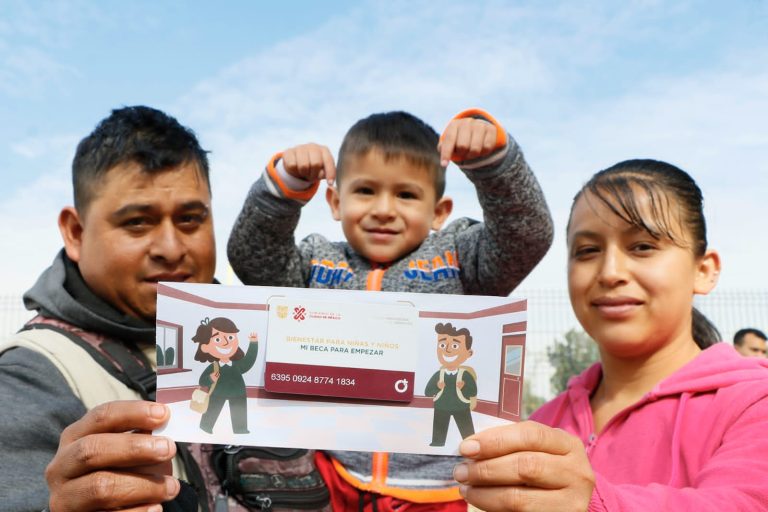 Martí Batres, Jefe de Gobierno inició con la segunda fase de entrega de recursos del Programa “La Escuela es Nuestra - Mejor Escuela” a representantes de 700 planteles de educación pública básica de las 16 Alcaldías, que beneficiará a 315 mil 558 alumnos. FOTO: GCMDX