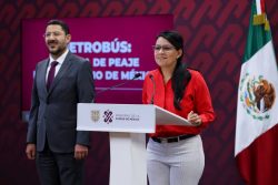 El jefe de Gobierno, Martí Batres Guadarrama, informó que concluyó la instalación del nuevo sistema de peaje en la Línea 7 de Metrobús, con lo que ahora toda esta red de transporte cuenta con métodos de pago para compra y recarga. Además de poder hacerlo con dinero en efectivo, los usuarios podrán pagar con tarjetas de débito, crédito, billetera electrónica, teléfono celular y reloj inteligente, lo que permitirá mejorar la experiencia y calidad de los viajes. FOTO: GCDMX