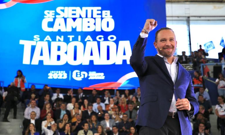 El mensaje político fue muy claro: Santiago Taboada entró al recinto donde rindió su quinto informe de gobierno junto a la virtual candidata presidencial del Frente Amplio por México, Xóchitl Gálvez, quien más tarde expresaría que el alcalde de Benito Juárez es la mejor carta que tienen para la Jefatura de Gobierno de la Ciudad de México. FOTO: Alcaldía BJ