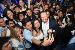 El alcalde de Benito Juárez, Santiago Taboada, anunció que va a solicitar licencia a su cargo a partir del 20 de octubre, para buscar la candidatura del Frente Amplio por México a la Jefatura de Gobierno de la CDMX, que agrupa al PAN, PRI y PRD, y un muy amplio sector ciudadano, aglutinado en el Frente Cívico Nacional. FOTO: X / Taboada