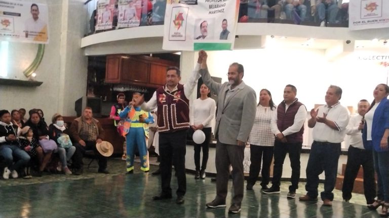 El sábado temprano, mientras unos celebraban y otros tristeaban, René Bejarano encabezó una reunión con más de mil militantes del partido y de su movimiento, para expresar su apoyo a Carlos Ramírez Zambrano, como su propuesta para que sea candidato al Distrito local 25, con cabecera en Xochimilco. FOTO: Especial / CDMX Magacín