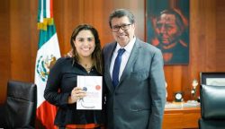 Ricardo Monreal quiere que su hija Caty Monreal sea la abanderada, aunque por si acaso también trae a Temístocles Villanueva, diputado local. FOTO: Facebook / Caty Monreal