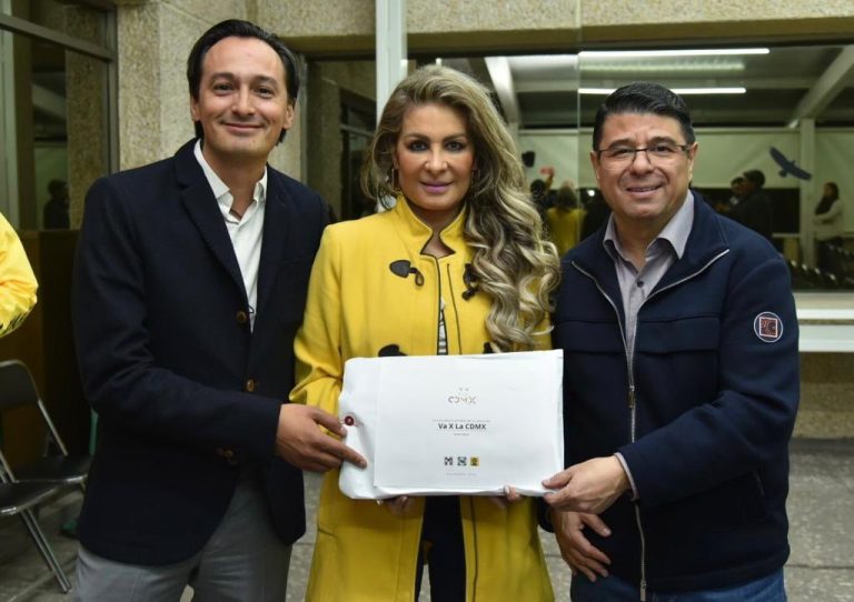 Asimismo, y conforme a lo establecido, la coalición se denominará “Va x la CDMX” y se determinó que sólo habrá un día para el registro de los aspirantes, que será el 15 de noviembre, de las 09:00 horas a las 18:00 horas. Los aspirantes se podrán registrar ante el PAN, el PRI o el PRD. FOTO: X / Andrés Atayde