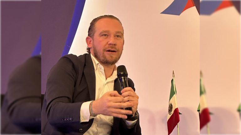 “Usted Clara Brugada es parte del gran problema que tiene a nuestra CDMX hundida en la peor crisis de inseguridad. La encuesta también revela que la inseguridad y la violencia en aumento son el principal problema y la economía familiar ha empeorado”, afirmó Santiago Taboada. FOTO:  X / Santiago Taboada