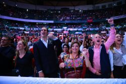 Los dos principales aspirantes de Morena a la candidatura para la Jefatura de Gobierno Clara Brugada y Omar García Haruch participaron en una reunión de la militancia del Partido con su virtual candidata presidencial Claudia Sheinbaum, en la Arena México. FOTO: Especial / CDMX Magacín