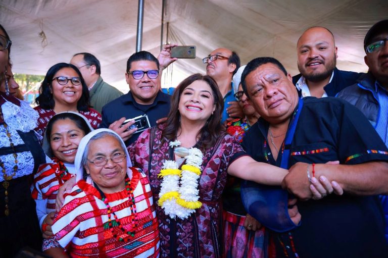 Brugada comentó que si es electa jefa de gobierno en 2024 integrará una agenda con las 16 Alcaldías para atender las necesidades de las comunidades, pueblos y barrios originarios. Aseguró, este sector de la población “ha encarnado” los “procesos de transformación en el país”. FOTO: X / Clara Brugada