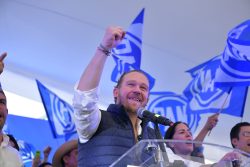 Taboada precisó que las dirigencias le informaron que esta decisión fue para no esperar hasta enero para definir la candidatura, debido a que en Morena ya se había ungido a Clara Brugada como su candidata. FOTO: X / Taboada