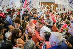 “Me hicieron el favor, con esa generosidad, de apuntalar, en este caso de cerrar filas, pues alrededor de esta candidatura que se ha venido armando desde hacía tiempo no solo levantando la mano sino caminando la Ciudad”, remarcó el aspirante de la oposición. FOTO: X / Taboada