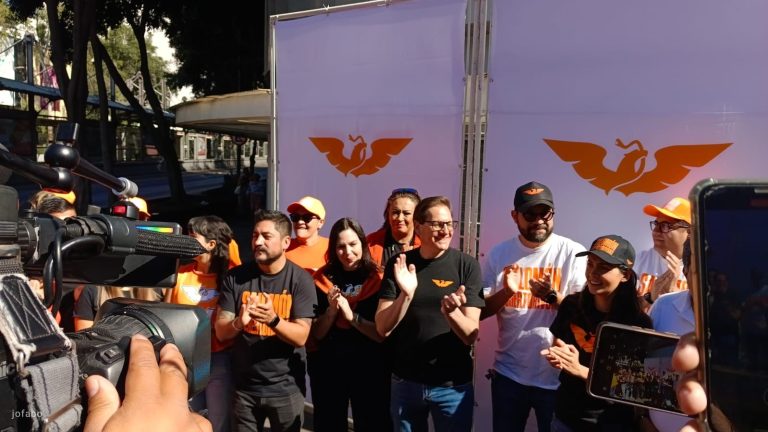 “Hay que recomponer y cambiar el rostro a nuestra ciudad y esto se logrará con un jefe de gobierno de tiempo completo, preocupado por los problemas específicos que aquejan a cada colonia y escuchando a sus habitantes”, expresó Chertorivski Woldenberg. FOTO: Campaña Chertorivski