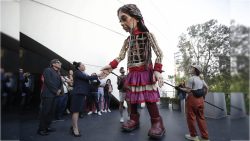 El pasado 16 de noviembre, la senadora dio la bienvenida al recinto legislativo a “La Pequeña Amal”, una marioneta de 3.5 metros de altura, que representa a una niña siria refugiada de 10 años y que se ha convertido en un símbolo de los derechos humanos, particularmente de los menores desplazados.  FOTO: Senado