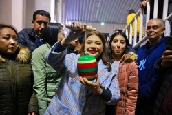 La precandidata única de Morena a la Jefatura de Gobierno de la Ciudad de México, Clara Brugada Molina compartió con los habitantes de San Antonio Tecómitl, en la alcaldía Milpa Alta, su visión de generar un plan participativo y un diagnóstico para la ciudad en el que se definan los lineamientos de cómo se van a invertir los recursos públicos.