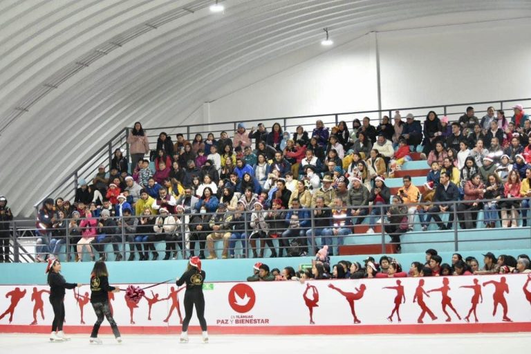 Cumpliendo con el compromiso de recuperar un espacio que garantiza el derecho a la recreación, fomentar el deporte y la salud, la administración en Tláhuac, encabezada por Berenice Hernández Calderón, llevó a cabo la reinauguración de la Pista de Hielo `Paz y Bienestar. FOTOS: Especial