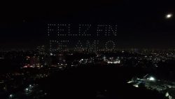 En un hecho inédito en propaganda política y campañas electorales, la virtual candidata de la oposición a la Presidencia de la República, Xóchitl Gálvez iluminó el cielo de la Ciudad de México con drones, que representaron diferentes frases: “Feliz fin de AMLO”; simplemente el nombre de “Xóchitl”, y la letra “X” con franjas atravesadas con los colores verde, blanco y rojo de la Bandera Nacional. FOTO: Tomada de X