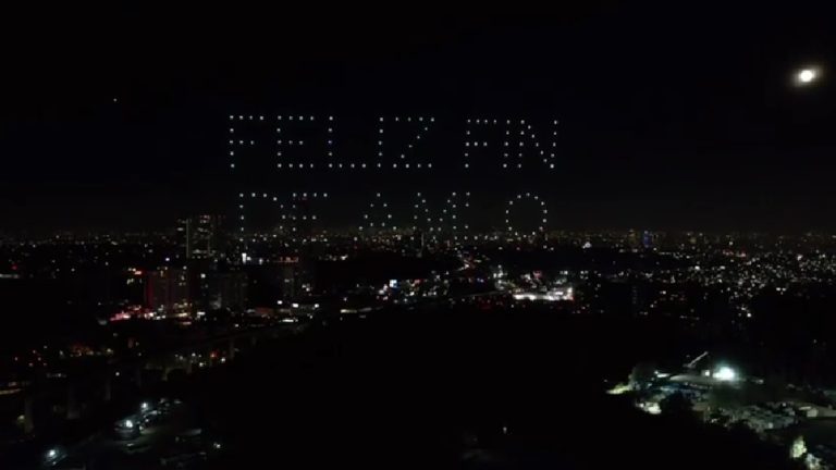 En un hecho inédito en propaganda política y campañas electorales, la virtual candidata de la oposición a la Presidencia de la República, Xóchitl Gálvez iluminó el cielo de la Ciudad de México con drones, que representaron diferentes frases: “Feliz fin de AMLO”; simplemente el nombre de “Xóchitl”, y la letra “X” con franjas atravesadas con los colores verde, blanco y rojo de la Bandera Nacional. FOTO: Tomada de X