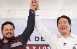 Los jefes de Morena continúan su andanada en contra del inminente candidato de la oposición a la Jefatura de Gobierno de la Ciudad de México, Santiago Taboada, con lo que de facto le están haciendo la campaña, y podría terminar derrotándolos. FOTO: X / Mario Delgado
