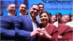 La presentación del flamante equipo de colaboradores de Claudia Sheinbaum para su campaña presidencial evidenció que al final de cuentas Omar García Harfuch sí tuvo ganancia en la interna de Morena, aunque le impusieron a Clara Brugada y lo desplazaron feo: resultó purificado. FOTO: X / Brugada