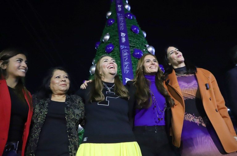 “Este año en la Alcaldía no nos quisimos esperar mucho y decidimos prender nuestro árbol justo al arrancar el mes de diciembre. Como esta será la tercera Navidad que nos toca estar juntas y juntos, queremos hacer una fiesta especial. FOTOS: Alcaldía Álvaro Obregón