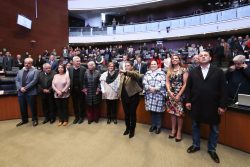 La presidenta de la Mesa Directiva del Senado, Ana Lilia Rivera Rivera, le tomó la protesta constitucional a Lenia Batres Guadarrama, para asumir el cargo de ministra de la Suprema Corte de Justicia de la Nación (SCJN), por un periodo de 15 años. FOTO: Senado