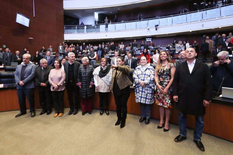 La presidenta de la Mesa Directiva del Senado, Ana Lilia Rivera Rivera, le tomó la protesta constitucional a Lenia Batres Guadarrama, para asumir el cargo de ministra de la Suprema Corte de Justicia de la Nación (SCJN), por un periodo de 15 años. FOTO: Senado