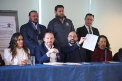 El precandidato de la coalición Va por la Ciudad de México a la Jefatura de Gobierno, Santiago Taboada, aseguró que la capital del país no puede sostener a la fiscal Ernestina Godoy, porque en vez de ocuparse de atender a las víctimas se dedicó a perseguir a la oposición. FOTO: PAN Congreso CDMX