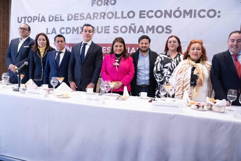 Durante el foro “Utopía del Desarrollo Económico: La CDMX que Soñamos”, organizado por el Consejo Consultivo Empresarial, Clara Brugada Molina, precandidata única de Morena, PT y PVEM a la Jefatura de Gobierno de la Ciudad de México, llamó a romper los mitos de que el proyecto de Morena es ajeno al desarrollo económico. FOTO: Campaña Brugada