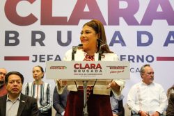 La precandidata única de Morena para la Jefatura de Gobierno Clara Brugada aseveró que en 2024, los habitantes de la Ciudad de México elegirán entre dos opciones: la corrupción que representa el “cártel inmobiliario” o la “honestidad que significa la Cuarta Transformación”. FOTO: Campaña Brugada