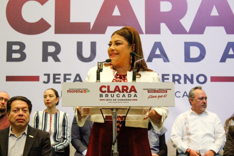 La precandidata única de Morena para la Jefatura de Gobierno Clara Brugada aseveró que en 2024, los habitantes de la Ciudad de México elegirán entre dos opciones: la corrupción que representa el “cártel inmobiliario” o la “honestidad que significa la Cuarta Transformación”. FOTO: Campaña Brugada