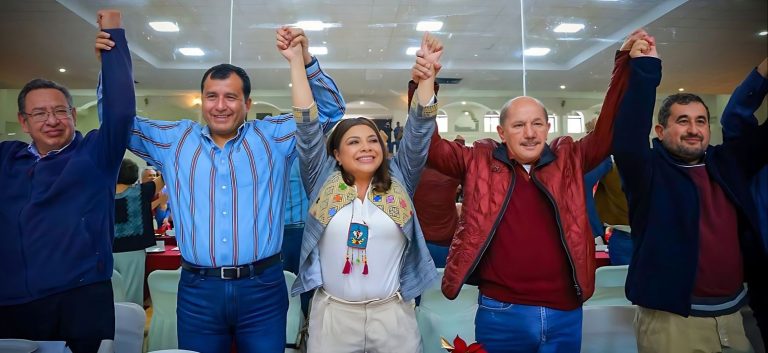 En un encuentro en el que participaron aproximadamente 500 liderazgos sociales de Iztacalco, la precandidata única de Morena a la Jefatura de Gobierno, Clara Brugada llamó a los morenistas a no confiarse y dijo que va a refrendar la vocación de izquierda de la CDMX. FOTO: Campaña Brugada