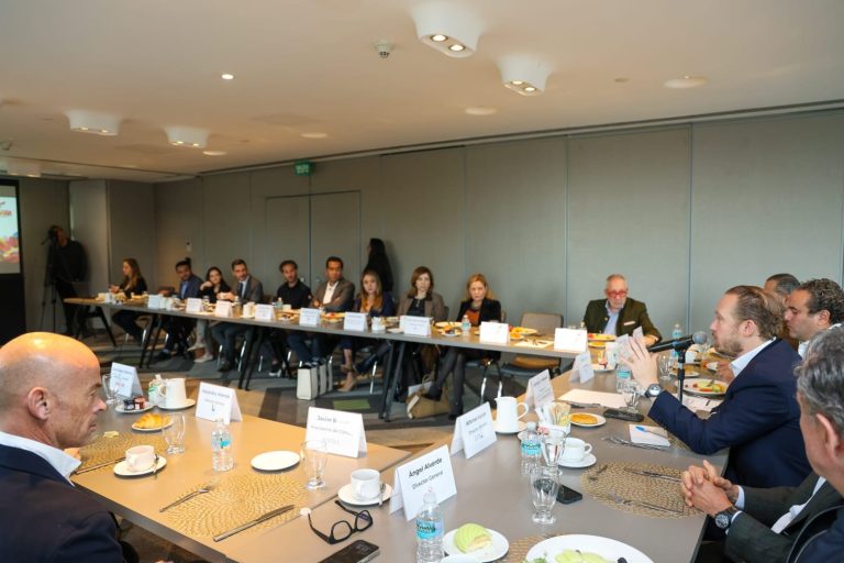 El candidato de la coalición “Va X La Ciudad de México” Santiago Taboada, dijo a integrantes de la Asociación de Desarrolladores Inmobiliarios (ADI) remarcó la importancia de darles certeza jurídica y reglas claras para invertir. FOTO: Campaña Taboada