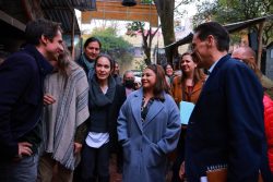 La precandidata única de Morena a la jefatura de Gobierno, Clara Brugada realizó un recorrido en compañía de organizaciones, asociaciones civiles, expertos y activistas medioambientales en el “Huerto Roma Verde”, ubicado en la colonia Roma Sur. FOTO: Campaña Brugada
