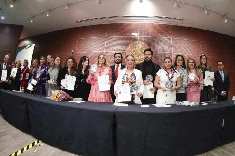 La presidenta del Senado, Ana Lilia Rivera Rivera, y las senadoras Lucía Trasviña Waldenrath, Rocío Abreu Artiñano y Sasil de León Villard recibieron el reconocimiento Nacional Pro Humanitas 2023, por su contribución a la defensa de los derechos humanos y en beneficio de las y los mexicanos.  FOTO: Senado