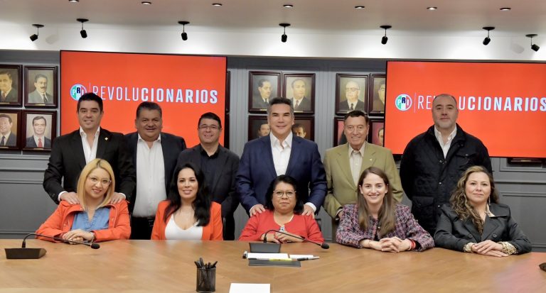 Luego de que Morena en el Congreso de la Ciudad de México pretende con su mayoría modificar la agenda de la Comisión Permanente para llamar a un periodo extraordinario a fin de votar el dictamen de ratificación de la fiscal Ernestina Godoy, el coordinador de los diputados del PRI, Ernesto Alarcón, reiteró que los ocho legisladores de su bancada votarán contra la continuidad. FOTO: PRI