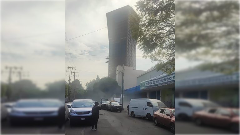 Urge que las autoridades del Instituto de Verificación Administrativa de la Ciudad de México se den una vuelta en la calle de Mier y Pesado, en los números del 135 al 139, donde en las “Minibodegas” almacenan materiales peligrosos. Este miércoles estalló una batería de litio y provocó un incendio, lo que causó pánico entre los vecinos de la zona, en especial en la escuela primaria y secundaria que está enfrente, a no más de 50 metros. FOTO: Especial