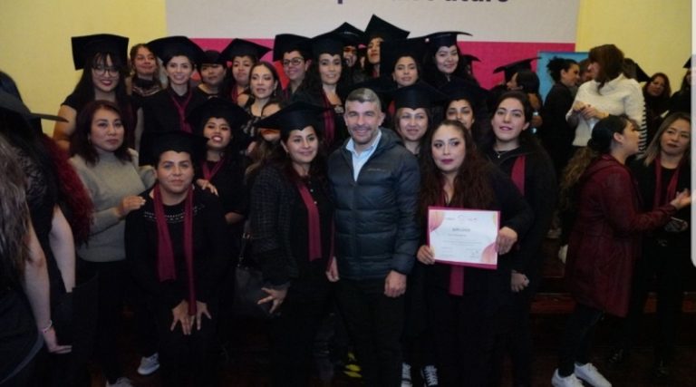 El alcalde Mauricio Tabe destacó la gran capacitación que recibieron 127 vecinas de Miguel Hidalgo durante el curso "Belleza por un Futuro", que impartió Grupo L'Oréal en conjunto con Casa Gaviota A.C., para ayudarlas a insertarse en el mercado laboral y tener ingresos propios. FOTO: Especial