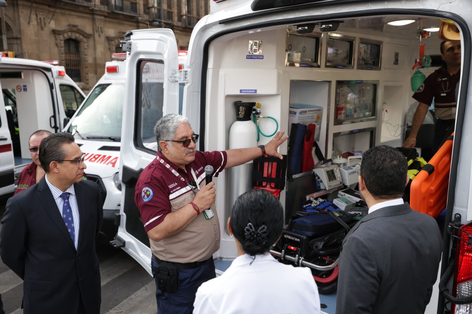 Gobierno federal dona ambulancias a la CDMX