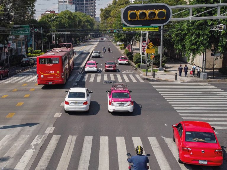El gobierno de la Ciudad de México dio a conocer las tarifas que deberán pagar los propietarios de vehículos en la capital del país a partir del 1 de enero, respecto a la licencia de conducir, refrendo y tenencia de auto. FOTO: Secretaría de Movilidad