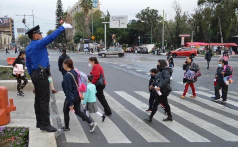 Con motivo del retorno a las aulas, el jefe de Gobierno Martí Batres, informó que se implementará un dispositivo especial de prevención a partir de las 6:00 horas de este lunes 8 de enero, en el que participarán 14 mil 588 efectivos de la Secretaría de Seguridad Ciudadana (SSC) en zonas escolares de las 16 alcaldías, como parte del operativo “Regreso a Clases”. FOTO: GCDMX