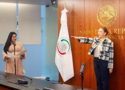 La presidenta de la Mesa Directiva, Ana Lilia Rivera Rivera, le tomó la protesta de ley, para asumir el cargo de senadora de la República, a María Isabel Rodríguez Jiménez, quien es suplente de la senadora con licencia Sasil de León Villard. FOTO: Especial