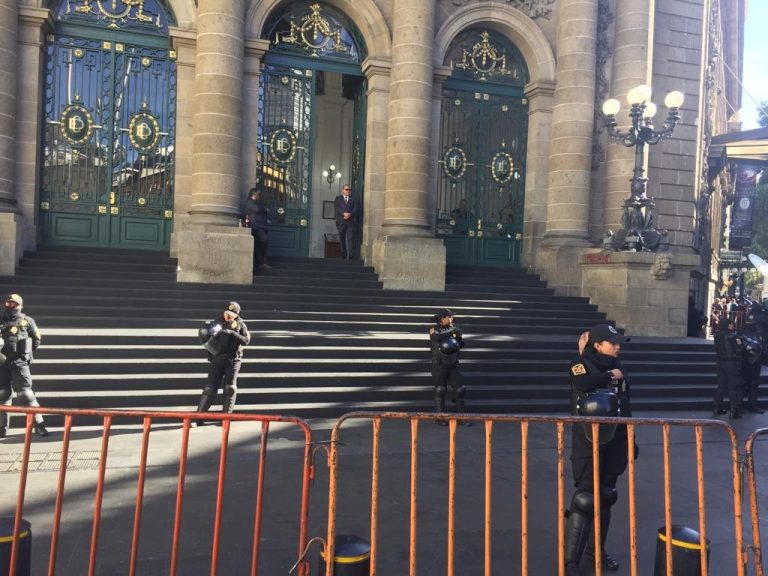 Al Salón de Plenos Congreso de la Ciudad de México ya llegaron los 27 legisladores de oposición que anunciaron previamente su voto en contra de la ratificación de Ernestina Godoy para otros cuatro años como titular de la Fiscalía General de Justicia de la Ciudad de México, con lo que Morena y sus aliados no lograrían los 44 sufragios que requieren para postergar su gestión.