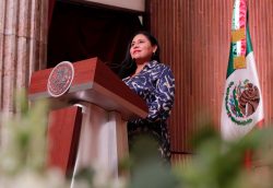 Durante la ceremonia por el 107 Aniversario de la Promulgación de la Constitución Política de 1917, la presidenta del Senado de la República, Ana Lilia Rivera Rivera, afirmó que en este sexenio se detuvo el deterioro y desmantelamiento del Estado mexicano, y que el parlamento está más vivo que nunca. FOTO: Senado