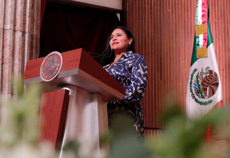 Durante la ceremonia por el 107 Aniversario de la Promulgación de la Constitución Política de 1917, la presidenta del Senado de la República, Ana Lilia Rivera Rivera, afirmó que en este sexenio se detuvo el deterioro y desmantelamiento del Estado mexicano, y que el parlamento está más vivo que nunca. FOTO: Senado
