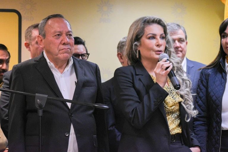 En las últimas semanas, hay una duda importante entre los interesados en la política: ¿Por qué el PT y el PVEM tienen garantizada la vida eterna? ¿Y por qué el PRD puede desaparecer en caso de que por sí solo no obtenga el 3% de los sufragios en alguna de las tres elecciones: diputados, alcaldes o Jefatura de Gobierno? FOTO: X / Nora Arias