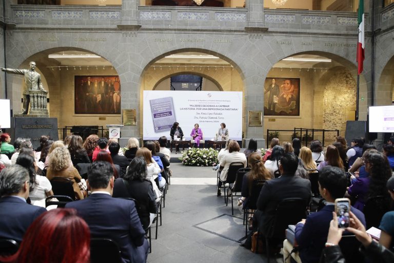 Presentan el libro Mujeres decididas a cambiar la historia, por una democracia paritaria