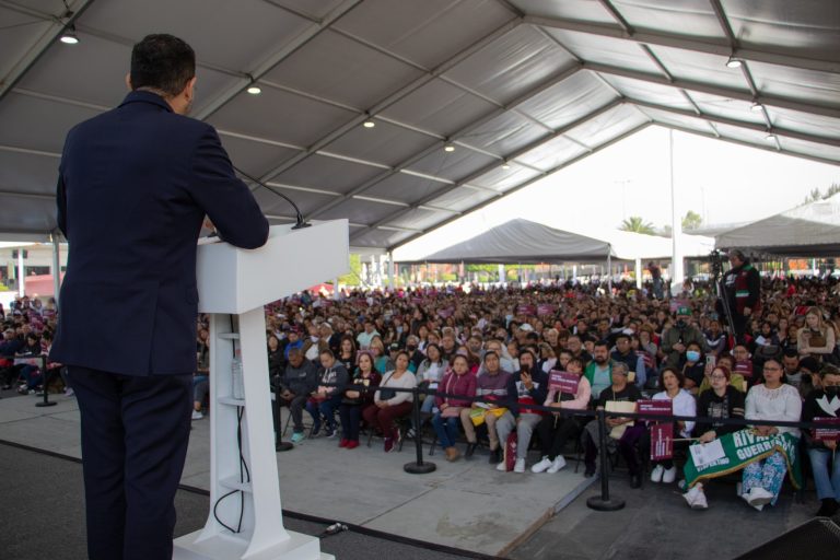 Con el objetivo de apoyar a las escuelas en el mantenimiento y mejora de infraestructura e instalaciones, el jefe de Gobierno, Martí Batres, entregó recursos a mil 401 planteles de educación básica, de un total de 2 mil 731, como parte del programa “La Escuela es Nuestra-Mejor Escuela”. FOTO: GCMX