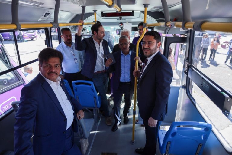 Como parte de la renovación del transporte público en la Ciudad de México, el jefe de Gobierno, Martí Batres, presentó las nuevas unidades de la empresa Aragón Movin, que sustituirán a los microbuses de las rutas 58 y 88, con beneficio para 50 mil habitantes de las alcaldías Gustavo A. Madero, Venustiano Carranza y Cuauhtémoc. FOTO: GCDMX