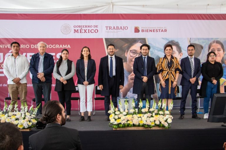 En la celebración del quinto aniversario del programa Jóvenes Construyendo el Futuro, el titular de la Secretaría del Trabajo y Previsión Social (STPS), Marath Bolaños López, informó que durante este periodo se han sumado 2 millones 950 mil jóvenes beneficiados, lo que supera la meta inicial de 2.3 millones. Con ello, se gana una generación que contribuirá a la construcción de un México más justo y equitativo, destacó. Foto: GCDMX