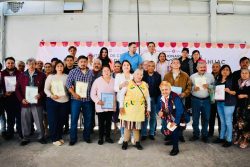 Berenice Hernández Calderón brinda certidumbre jurídica a locatarios y comerciantes de los 18 mercados públicos de la demarcación. FOTOS: Especial
